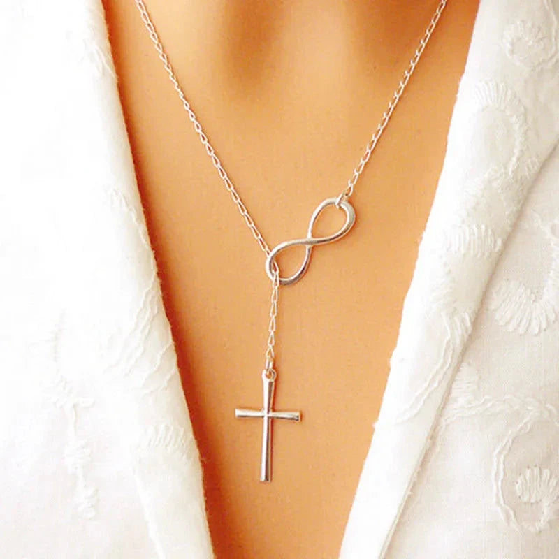 Various delicate necklaces Belleza & Glamour 