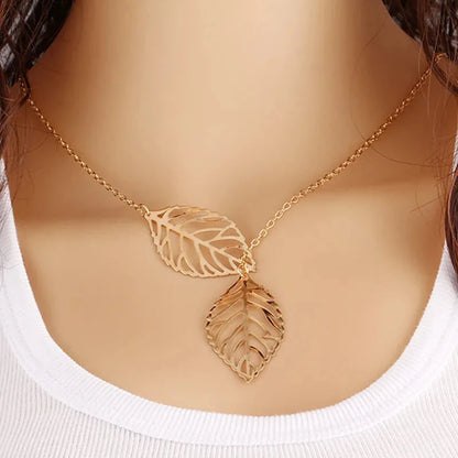Various delicate necklaces Belleza & Glamour 