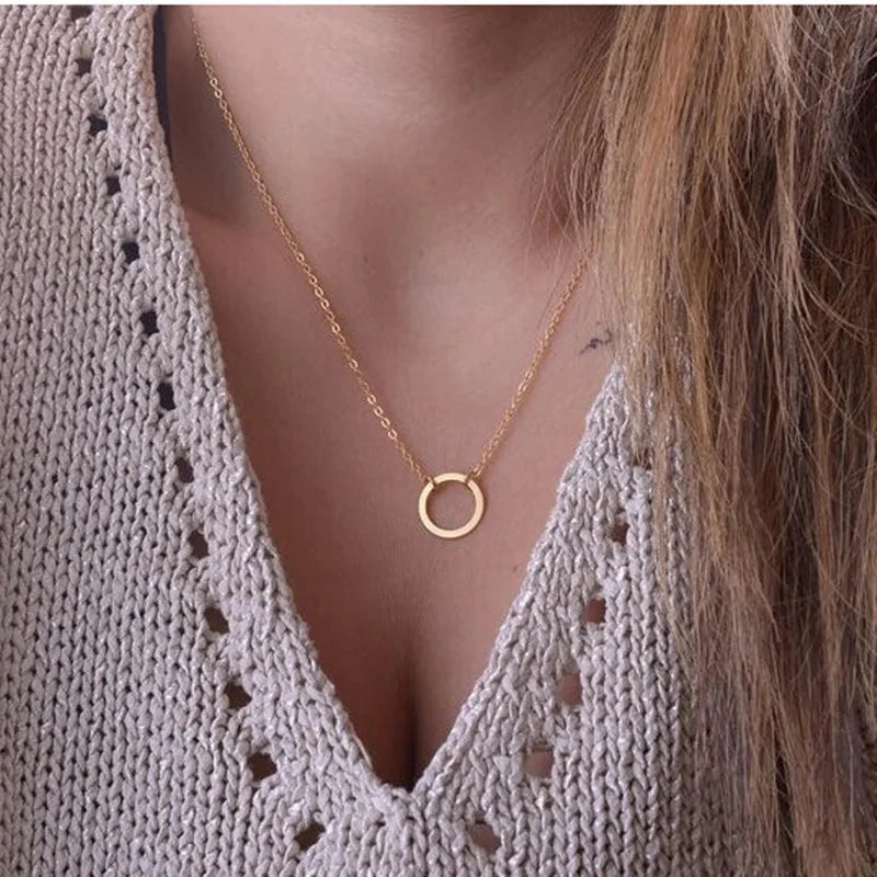 Various delicate necklaces Belleza & Glamour 