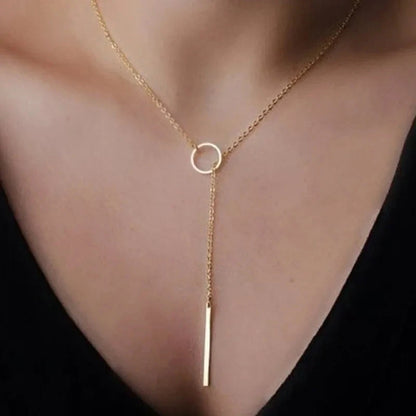 Various delicate necklaces Belleza & Glamour 