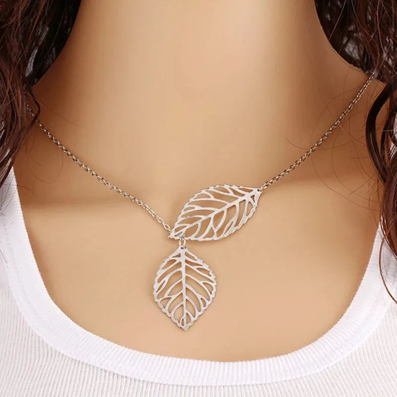 Various delicate necklaces Belleza & Glamour 