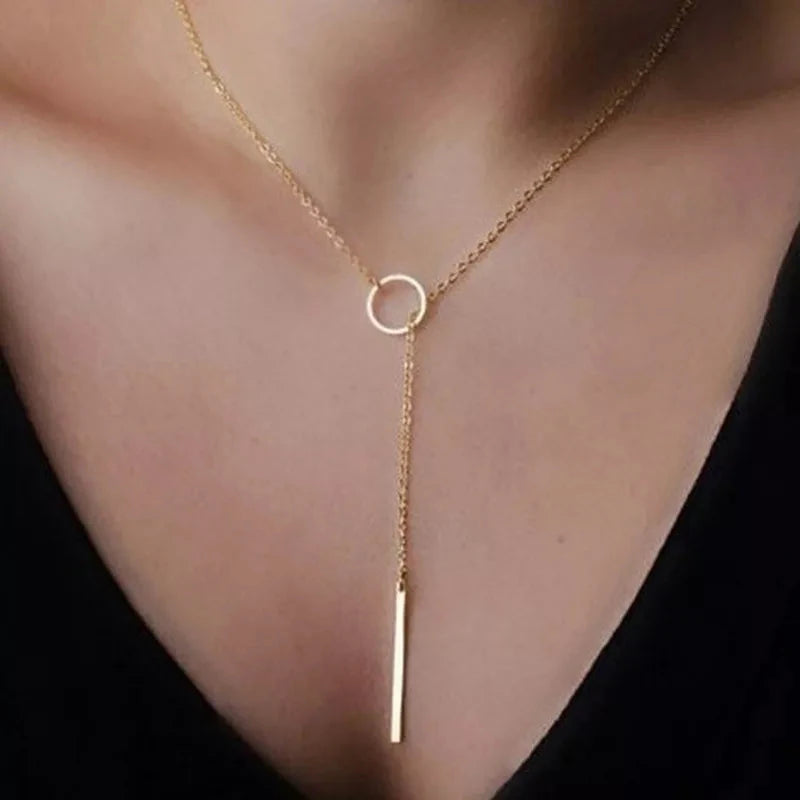 Various delicate necklaces Belleza & Glamour 